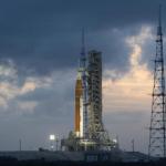 La NASA inició la cuenta regresiva de Artemis II, una misión histórica que marcará el regreso de astronautas a la órbita lunar por primera vez en más de medio siglo, y aseguró que el programa se encuentra en "excelente forma", al ofrecer un parte positivo cuando faltan apenas dos días para el lanzamiento. Foto: La Hora/ EFE/ Joel Kowsky /NASA/