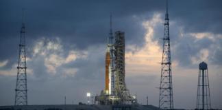 La NASA inició la cuenta regresiva de Artemis II, una misión histórica que marcará el regreso de astronautas a la órbita lunar por primera vez en más de medio siglo, y aseguró que el programa se encuentra en "excelente forma", al ofrecer un parte positivo cuando faltan apenas dos días para el lanzamiento. Foto: La Hora/ EFE/ Joel Kowsky /NASA/