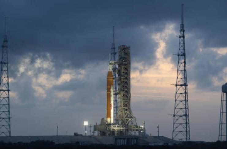 La NASA inició la cuenta regresiva de Artemis II, una misión histórica que marcará el regreso de astronautas a la órbita lunar por primera vez en más de medio siglo, y aseguró que el programa se encuentra en "excelente forma", al ofrecer un parte positivo cuando faltan apenas dos días para el lanzamiento. Foto: La Hora/ EFE/ Joel Kowsky /NASA/