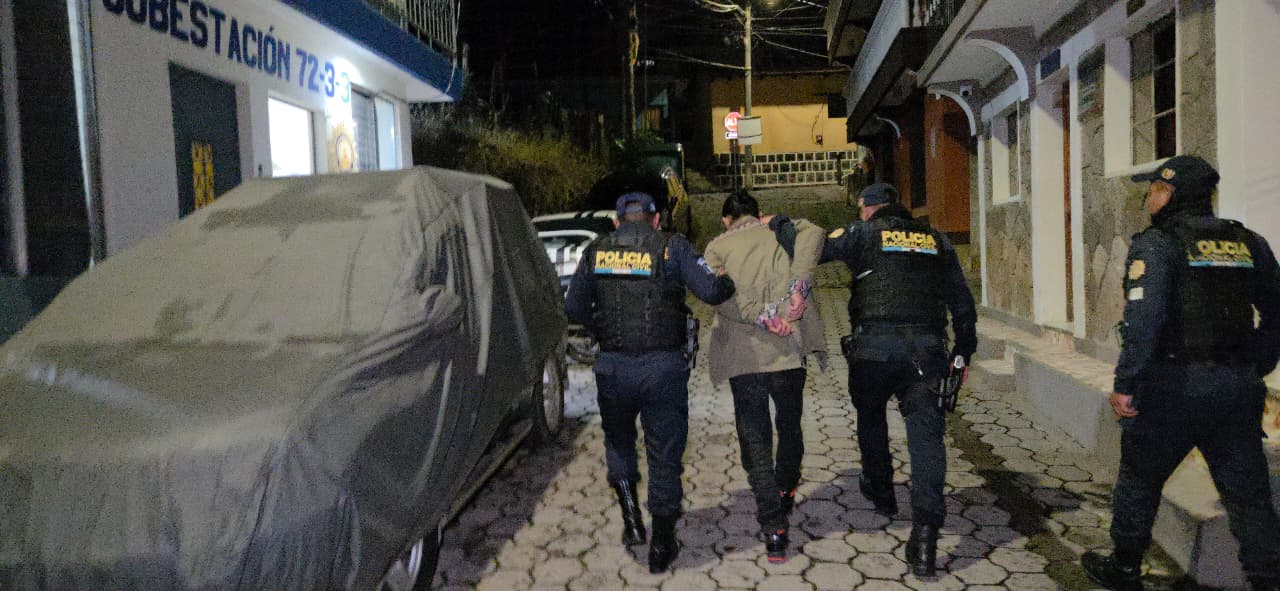 El hombre, identificado solamente como Erick "N", llevaba varias dosis de drogas cuando fue descubierto por agentes policiales. Foto: La Hora/PNC.