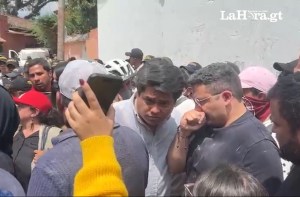 Elección de rector: Diputados de Raíces son increpados por manifestantes en Antigua Guatemala