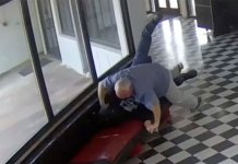 Una cámara de vigilancia captó el acto heroico del director que logró derribar y detener a un joven armado que intentaba disparar contra estudiantes en la entrada de la escuela.