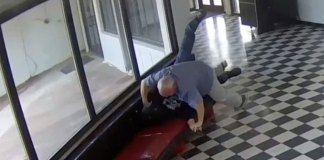 Una cámara de vigilancia captó el acto heroico del director que logró derribar y detener a un joven armado que intentaba disparar contra estudiantes en la entrada de la escuela.