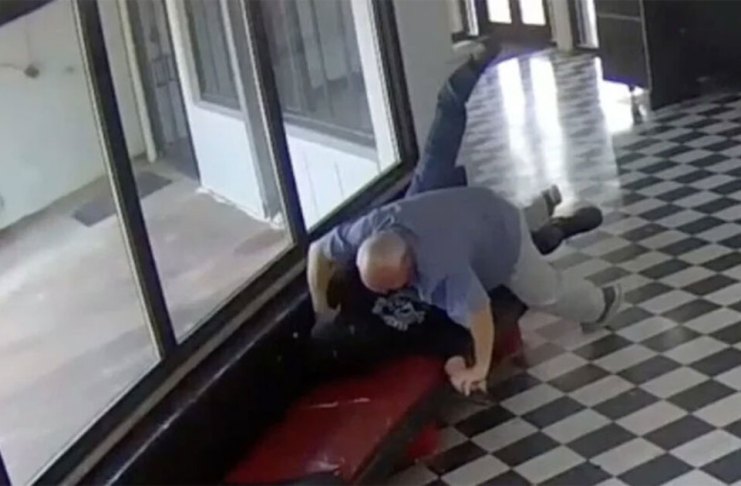 Una cámara de vigilancia captó el acto heroico del director que logró derribar y detener a un joven armado que intentaba disparar contra estudiantes en la entrada de la escuela.