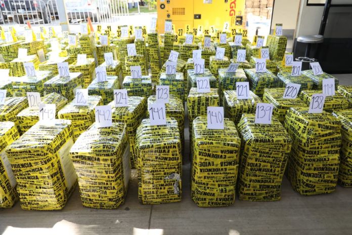 En la sede de la Subdirección General de Análisis de Información Antinarcótica (SGAIA) de la Policía Nacional Civil (PNC) se llevó a cabo la incineración de la droga. Foto La Hora: OJ