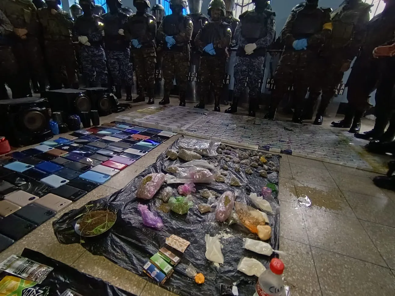 Drogas, celulares, televisores y bocinas forman parte de lo decomisado en la cárcel Santa Teresita.