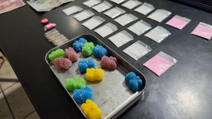 Trece dosis de LSD, que se comercializaban en forma de ositos de goma, fueron decomisadas durante un operativo de la SGAIA.