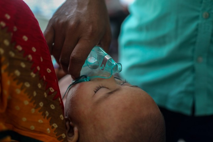 Niño de Bangladés recibiendo atención médica de emergencia por brote de sarampión en el país. Foto La Hora: EFE