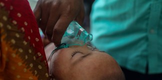 Niño de Bangladés recibiendo atención médica de emergencia por brote de sarampión en el país. Foto La Hora: EFE