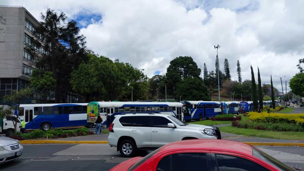 El tránsito en el Centro Cívico se complicó por el paso de las unidades urbanas en ese sector. Foto La Hora: Keneth Jordán