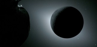 Fotografía cedida por la NASA de una instantánea capturada por la tripulación de la misión Artemis II este lunes, que muestra la Luna iluminada a contraluz por el Sol durante un eclipse solar. Foto La Hora: EFE/ NASA