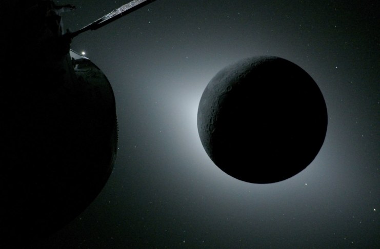 Fotografía cedida por la NASA de una instantánea capturada por la tripulación de la misión Artemis II este lunes, que muestra la Luna iluminada a contraluz por el Sol durante un eclipse solar. Foto La Hora: EFE/ NASA