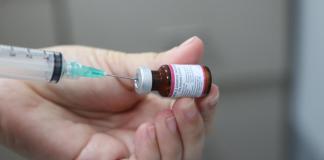 Una persona alista una vacuna contra el sarampión este viernes, en un centro de salud público en Nejapa, a 19 kilómetros de San Salvador (El Salvador). EFE/ Javier Aparicio