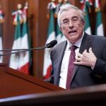 Fotografía de archivo que muestra al gobernador de Sinaloa, Rubén Rocha Moya, mientras participa en un acto protocolario en la ciudad Culiacán, en Sinaloa. Foto La Hora: EFE