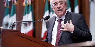 Fotografía de archivo que muestra al gobernador de Sinaloa, Rubén Rocha Moya, mientras participa en un acto protocolario en la ciudad Culiacán, en Sinaloa. Foto La Hora: EFE