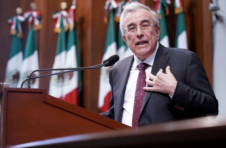 Fotografía de archivo que muestra al gobernador de Sinaloa, Rubén Rocha Moya, mientras participa en un acto protocolario en la ciudad Culiacán, en Sinaloa. Foto La Hora: EFE