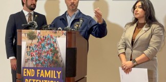 Los legisladores demócratas Joaquín Castro (c) y Greg Casar hablan durante una rueda de prensa este miércoles, en San Antonio, Texas. Foto La Hora: EFE