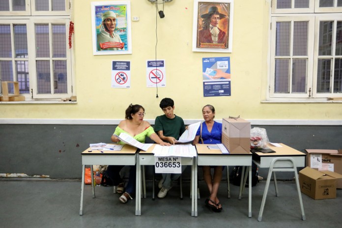 Perú prolonga proceso electoral tras fallas en distribución de material.