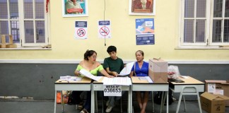 Perú prolonga proceso electoral tras fallas en distribución de material.