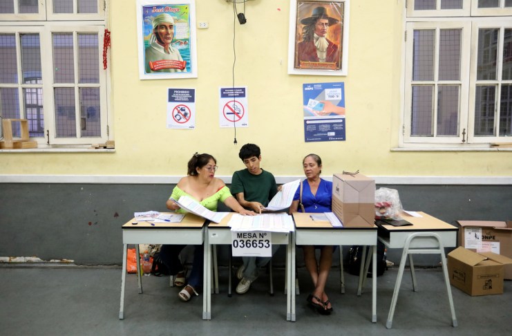 Perú prolonga proceso electoral tras fallas en distribución de material.