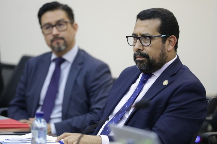 El viceministro de Educación, Francisco Cabrera, indica que se evalúan establecimientos para la creación de escuelas e institutos normales con especialidades. Foto: Congreso de la República