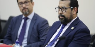 El viceministro de Educación, Francisco Cabrera, indica que se evalúan establecimientos para la creación de escuelas e institutos normales con especialidades. Foto: Congreso de la República