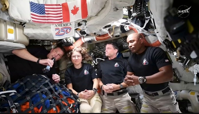 Captura de video tomada de la cuenta oficial en X @NASA que muestra desde la izquierda a los astronautas; Reid Wiseman, Christina Koch, Jeremy Hansen y Victor Glover saludando durante una conversación en directo desde la nave Orión de la misión Artemis II con el presidente de Estados Unidos, Donald Trump. Foto La Hora: EFE/NASA