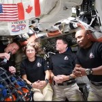Captura de video tomada de la cuenta oficial en X @NASA que muestra desde la izquierda a los astronautas; Reid Wiseman, Christina Koch, Jeremy Hansen y Victor Glover saludando durante una conversación en directo desde la nave Orión de la misión Artemis II con el presidente de Estados Unidos, Donald Trump. Foto La Hora: EFE/NASA