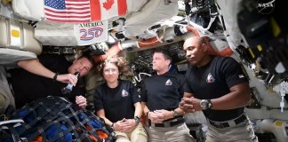 Captura de video tomada de la cuenta oficial en X @NASA que muestra desde la izquierda a los astronautas; Reid Wiseman, Christina Koch, Jeremy Hansen y Victor Glover saludando durante una conversación en directo desde la nave Orión de la misión Artemis II con el presidente de Estados Unidos, Donald Trump. Foto La Hora: EFE/NASA