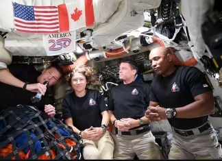 Captura de video tomada de la cuenta oficial en X @NASA que muestra desde la izquierda a los astronautas; Reid Wiseman, Christina Koch, Jeremy Hansen y Victor Glover saludando durante una conversación en directo desde la nave Orión de la misión Artemis II con el presidente de Estados Unidos, Donald Trump. Foto La Hora: EFE/NASA