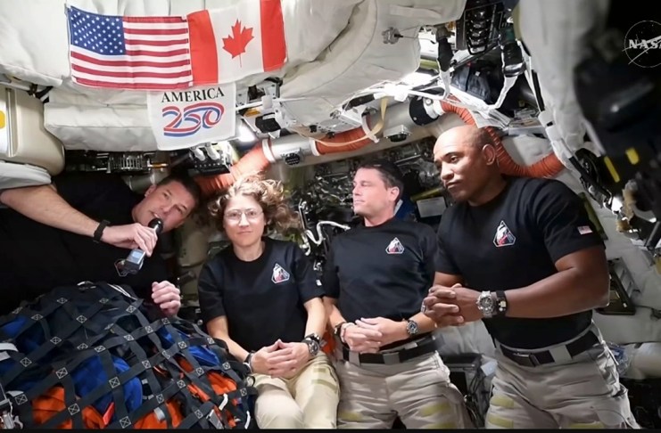 Captura de video tomada de la cuenta oficial en X @NASA que muestra desde la izquierda a los astronautas; Reid Wiseman, Christina Koch, Jeremy Hansen y Victor Glover saludando durante una conversación en directo desde la nave Orión de la misión Artemis II con el presidente de Estados Unidos, Donald Trump. Foto La Hora: EFE/NASA