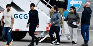 Ocho guatemaltecos permanecen en Costa Rica tras vuelo de deportados desde EE. UU.