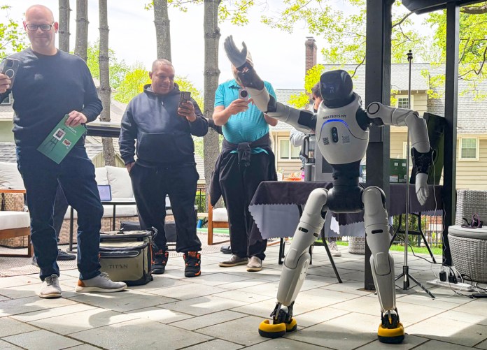 Personas observan robot bailarín durante una demostración este miércoles, en Maplewood (EE.UU). Foto La Hora: EFE