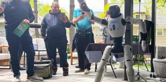 Personas observan robot bailarín durante una demostración este miércoles, en Maplewood (EE.UU). Foto La Hora: EFE