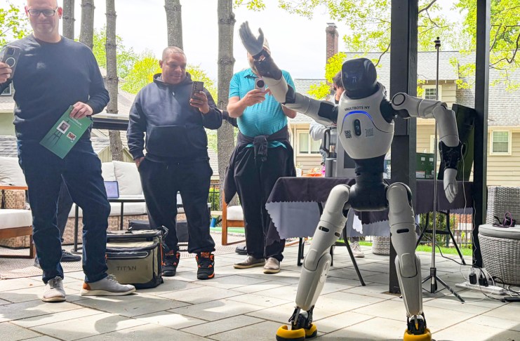 Personas observan robot bailarín durante una demostración este miércoles, en Maplewood (EE.UU). Foto La Hora: EFE