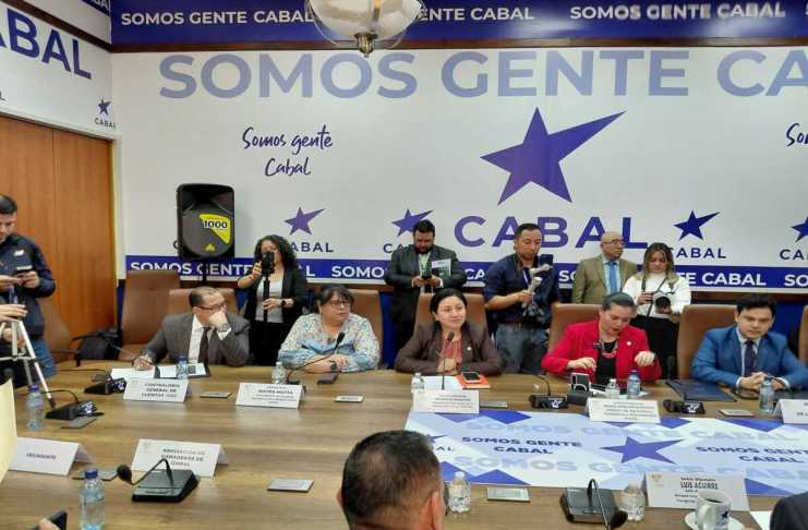 La viceministra de Finanzas, Patricia Joachín, da sus puntos de vista por la propuesta de exonerar de impuestos como parte de apoyar a la población por el incremento del precio de los combustibles. Foto: La Hora