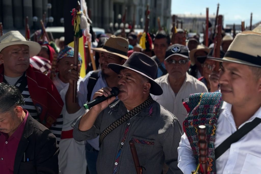 Líderes indígenas se reunieron en la Plaza de la Constitución y luego se dirigieron a la CSJ. Foto La Hora: José Orozco