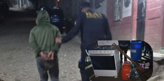 Capturan a hombre acusado de robarse varios artículos de cocina de una escuela en Quiché Hombre capturado por presuntamente robar artículos de cocina de una escuela. Foto La Hora: PNC