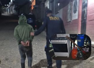 Hombre capturado por presuntamente robar artículos de cocina de una escuela. Foto La Hora: PNC