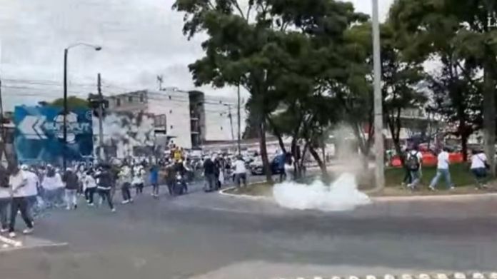 Afines al rector Walter Mazariegos se han enfrentado con estudiantes de distintas unidades académicas de la Usac que buscan ingresar al campus central. Foto la Hora