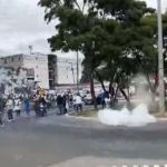 Afines al rector Walter Mazariegos se han enfrentado con estudiantes de distintas unidades académicas de la Usac que buscan ingresar al campus central. Foto la Hora