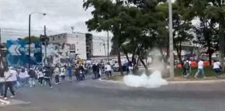 Afines al rector Walter Mazariegos se han enfrentado con estudiantes de distintas unidades académicas de la Usac que buscan ingresar al campus central. Foto la Hora