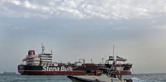 Tras el bloqueo de EE. UU., los petroleros Rich Starry y Ostria cambiaron de rumbo cerca del estrecho de Ormuz para impedir el comercio con Irán. Foto La Hora: EFE