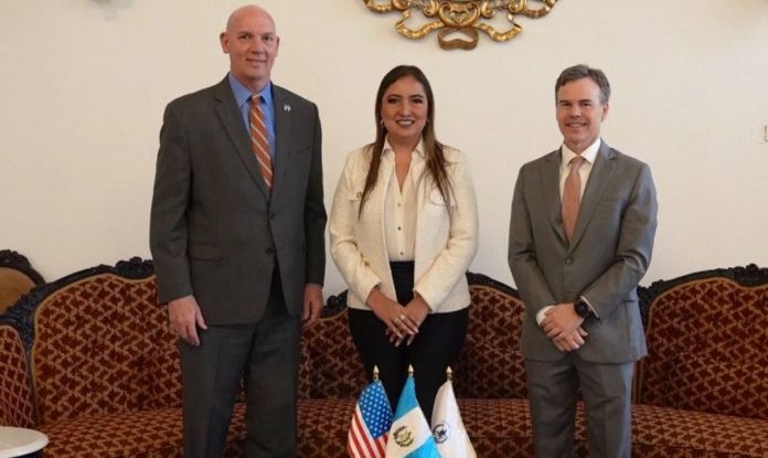 Los diplomáticos entrante y saliente mostraron su apoyo al poder judicial para la lucha contra el crimen organizado y narcoterrorismo. Foto La Hora: Embajada de EE. UU. en Guatemala.