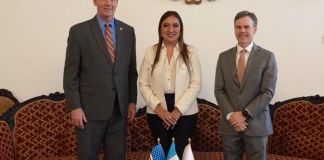 Los diplomáticos entrante y saliente mostraron su apoyo al poder judicial para la lucha contra el crimen organizado y narcoterrorismo. Foto La Hora: Embajada de EE. UU. en Guatemala.