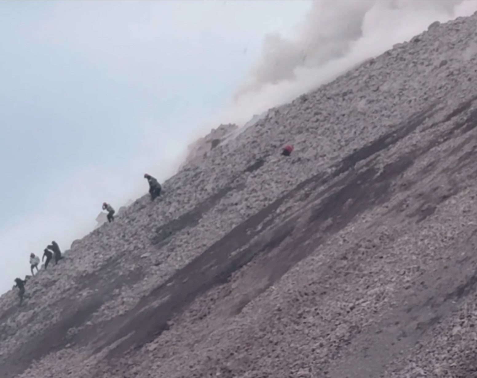 Video muestra a turistas escapando tras erupción repentina de volcán Santiaguito