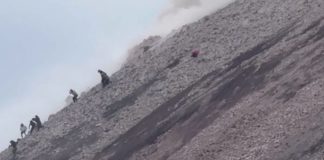 A pesar de que existen restricciones, los turistas optaron por escalar la parte más alta del volcán sin que midieran el peligro que implica. Foto La Hora: captura de pantalla Clima Guatemala