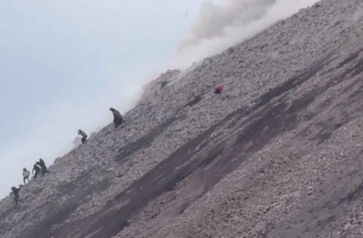 A pesar de que existen restricciones, los turistas optaron por escalar la parte más alta del volcán sin que midieran el peligro que implica. Foto La Hora: captura de pantalla Clima Guatemala