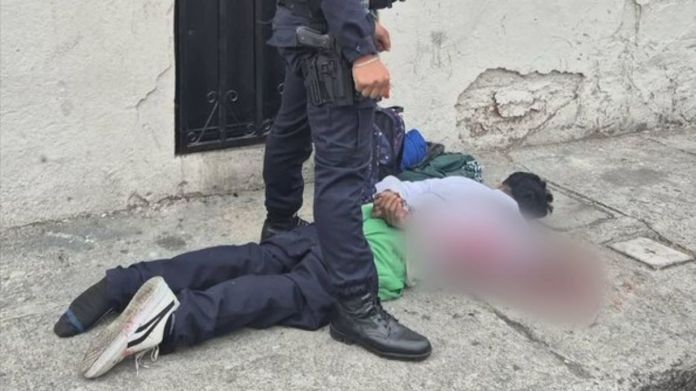 Tras la persecución e intercambio de disparos en calles de la zona 1, la PNC detuvo al principal sospechoso de la muerte de un hombre. Foto La Hora: PNC