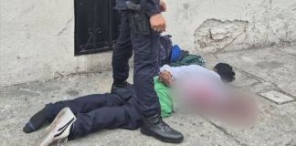 Tras la persecución e intercambio de disparos en calles de la zona 1, la PNC detuvo al principal sospechoso de la muerte de un hombre. Foto La Hora: PNC